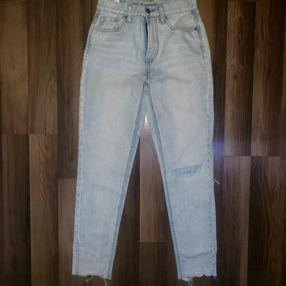 NWOT Aemerican Eagle Mom Jean size 00